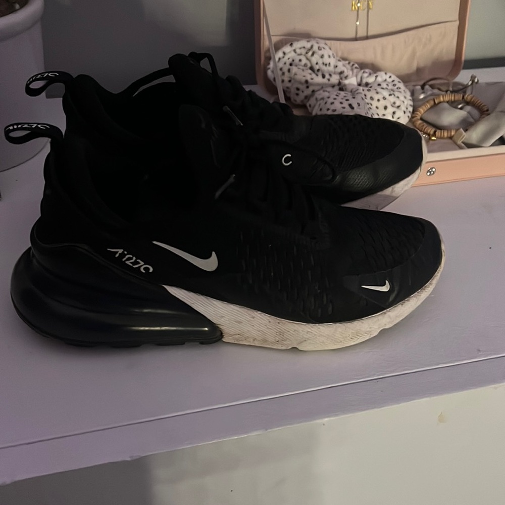 air max 270 in black kids size 6.5 pretty good condition